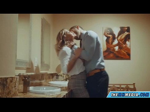 ❤️ Όταν μια πλούσια ξανθιά σε αποπλανεί σε μια δημόσια τουαλέτα Πλάκες, στο el.pornolemon.ru